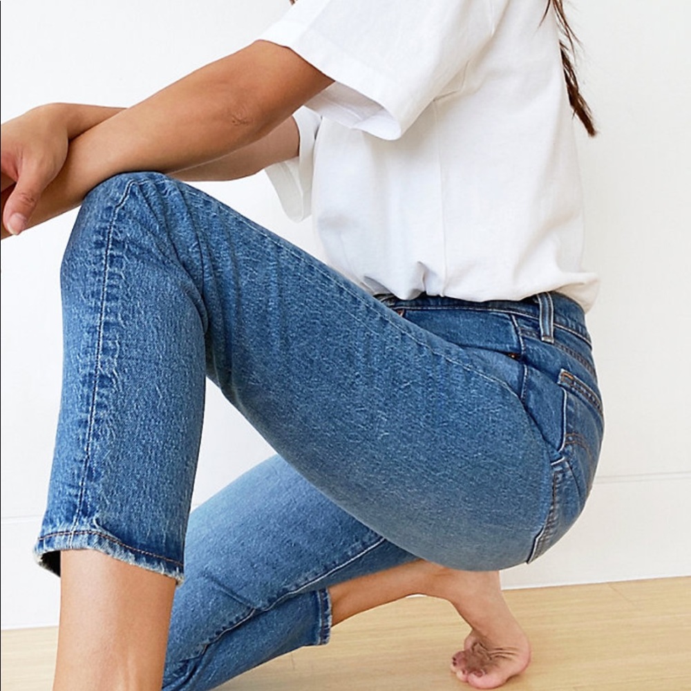 COPY - Aritzia Levi’s premium wedgie jeans. Tag was removed